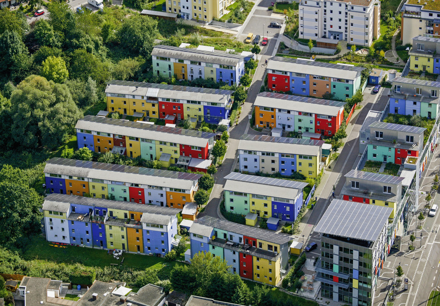 Eines der ersten Solarquartiere in Deutschland: 50 Reihenhäuser und ein Wohn-und Geschäftshaus, das ­Sonnenschiff, stehen in der Solarsiedlung am Schlierberg in Freiburg.