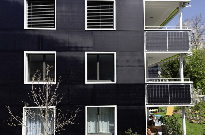 Die Integration der Photovoltaik in die Fassade setzt eine entsprechende Berücksichtigung in der Stadtplanung voraus, wie hier im Sonnenpark im schweizerischen Wetzikon.
