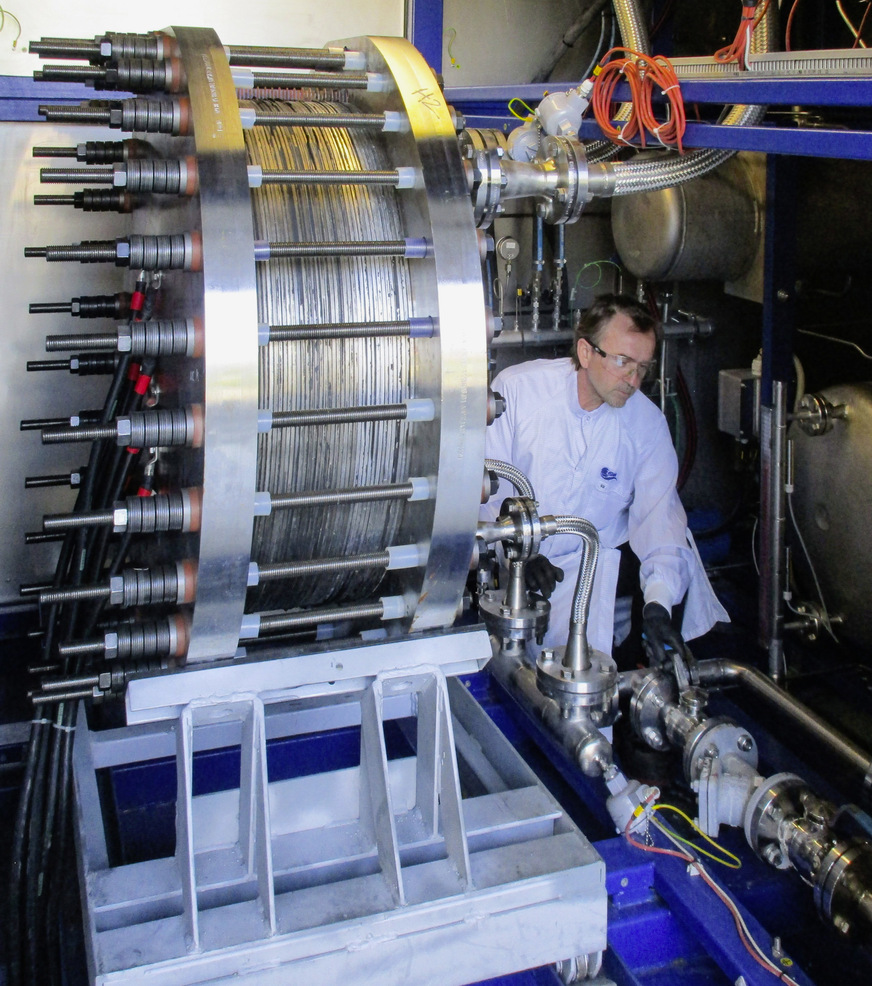 Ein Wissenschaftler am ZSW-Teststand für alkalische Druckelektrolyseblöcke mit einer elektrischen Leistung bis rund 100 Kilowatt.