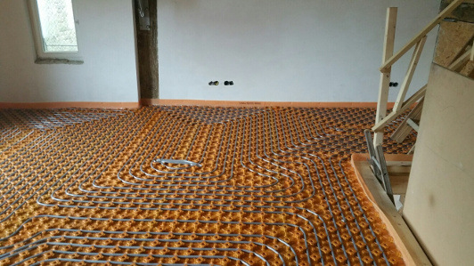 Der Einbau der Fußbodenheizung war nicht so einfach. Denn die Decken sind niedrig und haben eine geringe Belastbarkeit.