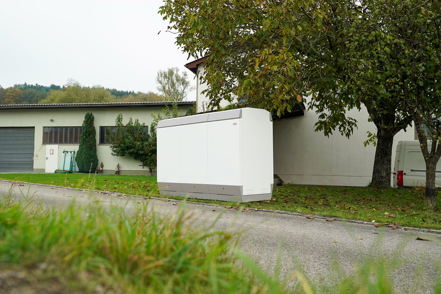 Aus Platzgründen lässt Reinhard Kober den Vigos-Stromspeicher im Außenbereich installieren.