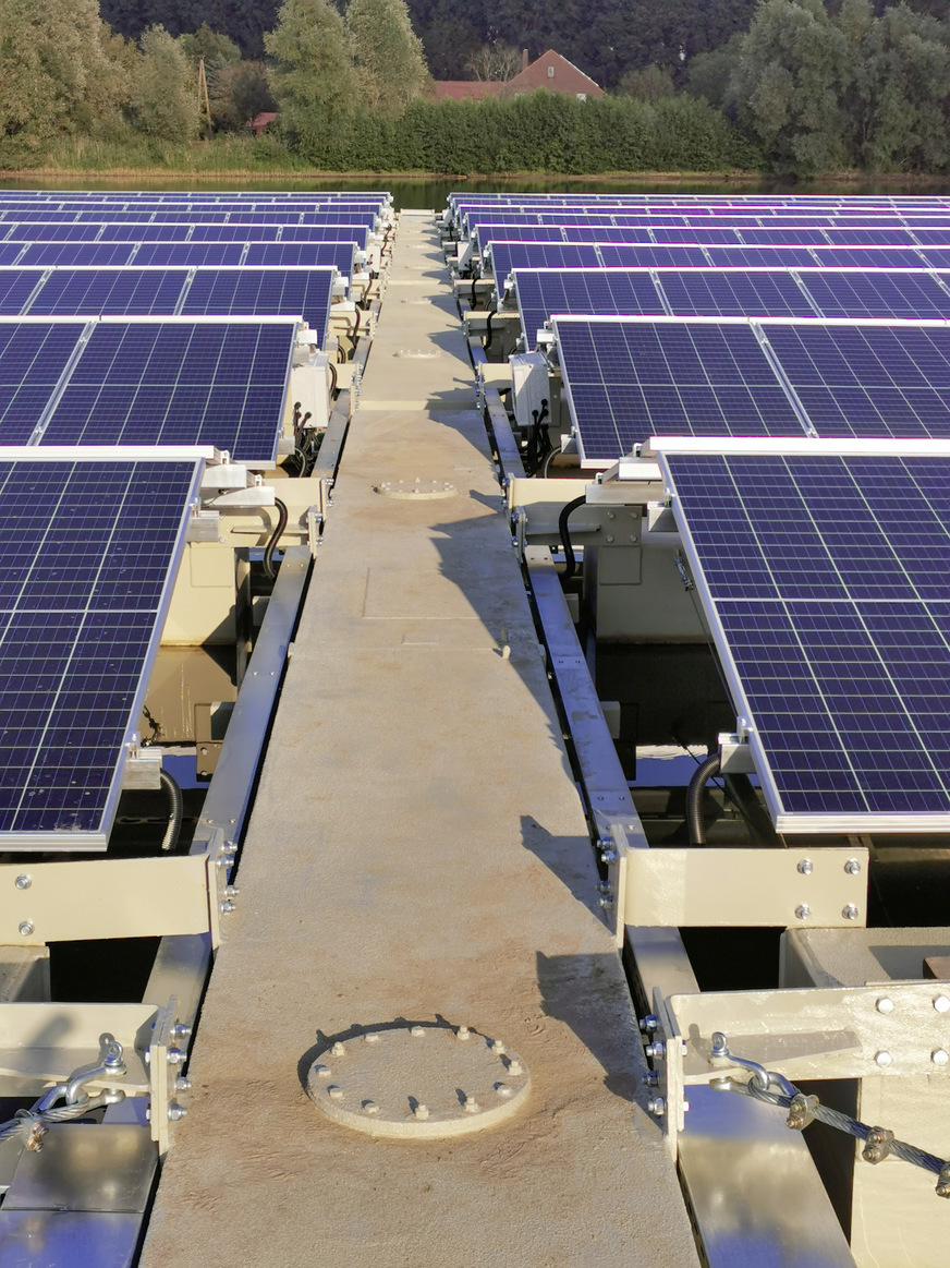 Zwischen den Modulreihen befinden sich begehbare Wartungsstege.