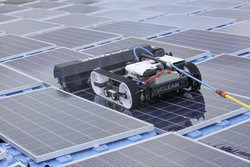 Der Roboter reinigt 500 Kilowatt auf einem See in der spanischen Region Merida.