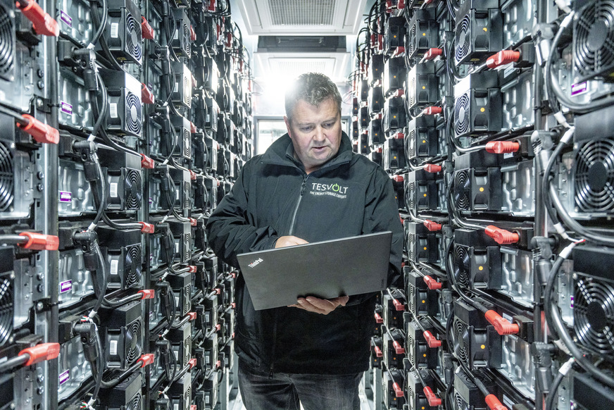 Viel Power auf wenig Platz: Techniker im Innern des Speichercontainers.