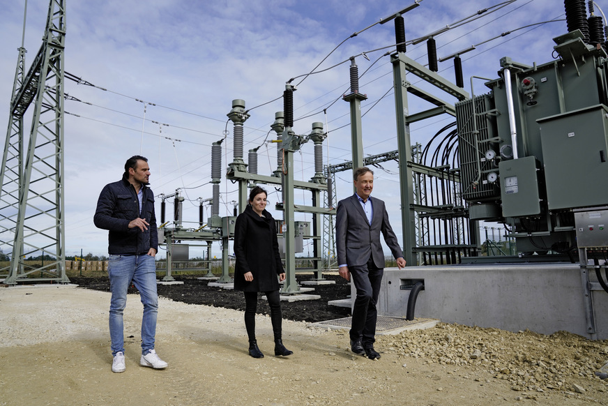 Das für den Solarpark gebaute Umspannwerk erhöht die Spannung für die Netzeinspeisung von 20 Kilovolt auf 110 Kilovolt.