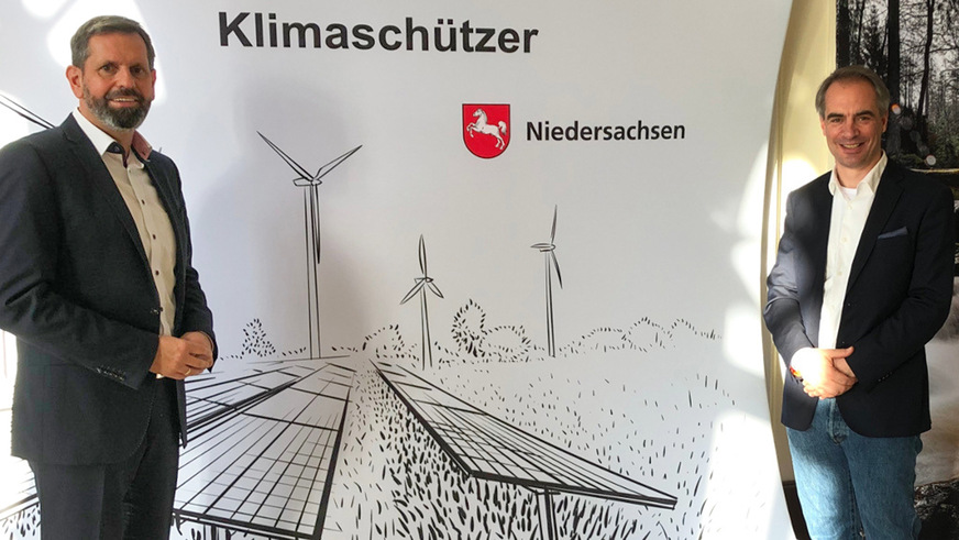 Niedersachsens Umweltminister Olaf Lies (SPD) und BSW-Hauptgeschäftsführer Carsten Körnig anlässlich des Starts des neuen Förderprogramms für Solarspeicher (siehe Kasten auf Seite 16).