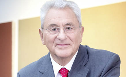 Udo Möhrstedt hat IBC Solar im Jahr 1982 gegründet, als Ingenieurbüro für Solartechnik und Batterien. Mittlerweile hat der Physiker schon fast ein halbes Jahrhundert Photovoltaik gesehen. Nach dem Studium in Münster und Gießen hatte sich Möhrstedt erste Sporen als Leiter des Bereichs Anwendungstechnik beim Batteriefabrikanten Varta verdient. Danach wechselte er zur Firma Moll Akkumulatoren. Heute gehört IBC Solar zu den führenden Mittelständlern in Bayern.