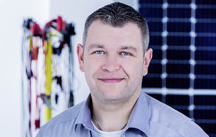 Florian Spinler ist seit 2004 bei IBC Solar tätig. Der gelernte Maurer begann seine dortige Karriere in der Logistik. Drei Jahre später folgte der Wechsel in die Qualitätssicherung. Mit der Gründung des hauseigenen Testlabors und der Einführung erster Testverfahren im Jahr 2009 verantwortete Spinler den kompletten Bereich der Produkt-Qualitätssicherung bei IBC Solar. Im Jahr 2020 wurde Florian Spinler Geschäftsführer der Sunlab Quality Center GmbH.