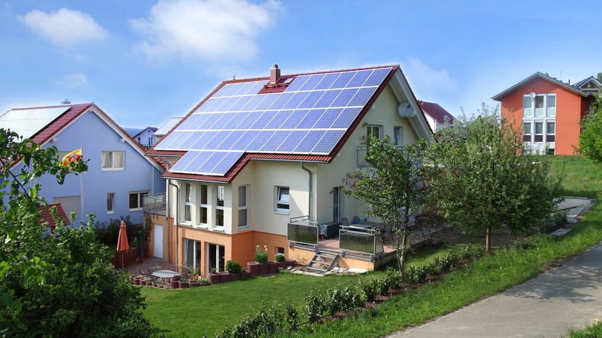 Ein Haus mit Photovoltaikanlage in Billigheim.