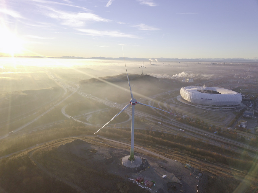 In der Bauphase brauchen Windparks eine zuverlässige Stromversorgung, um die Masten sicher mit Signallichtern zu befeuern.