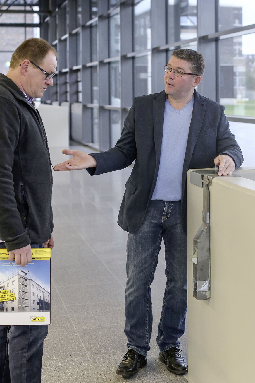 Dachdeckermeister Karl-Josef Simon (rechts) bietet seinen Kunden die gesamte Dachsicherung aus ­einer Hand.