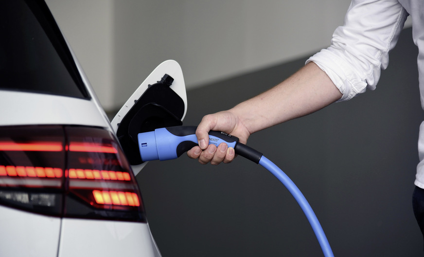 Die E-Mobilität rentiert sich aufgrund der staatlichen Förderung und der neuen 30-Kilowatt-Regel im EEG 2021 immer mehr.