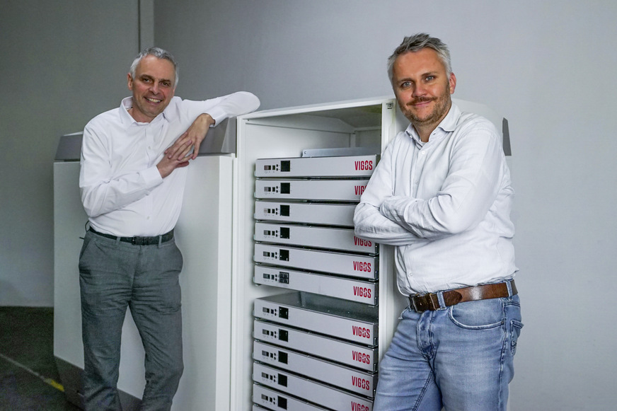 Die Geschäftsführer Helmut Mayer und Thomas Krausse (von links) mit dem neuen Vigos-Speicher.