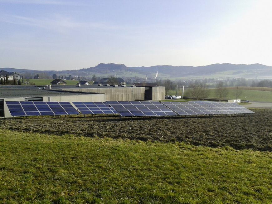 Eine 35-Kilowatt-Freiflächenanlage versorgt das Firmengebäude von Reinhard Kober mit Sonnenstrom.