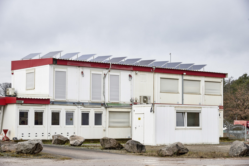 Der Bürocontainer der Kiesgrube mit Photovoltaik auf dem Dach.
