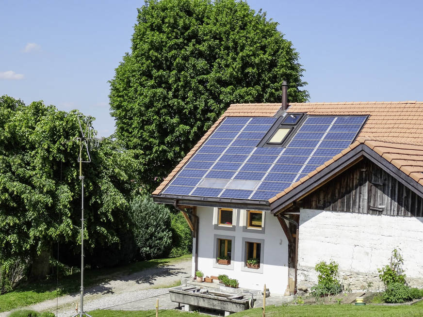 Messaufbau des Bakom in der Schweiz: Links sieht man die Antenne zur Ermittlung der EMV-Störungen.