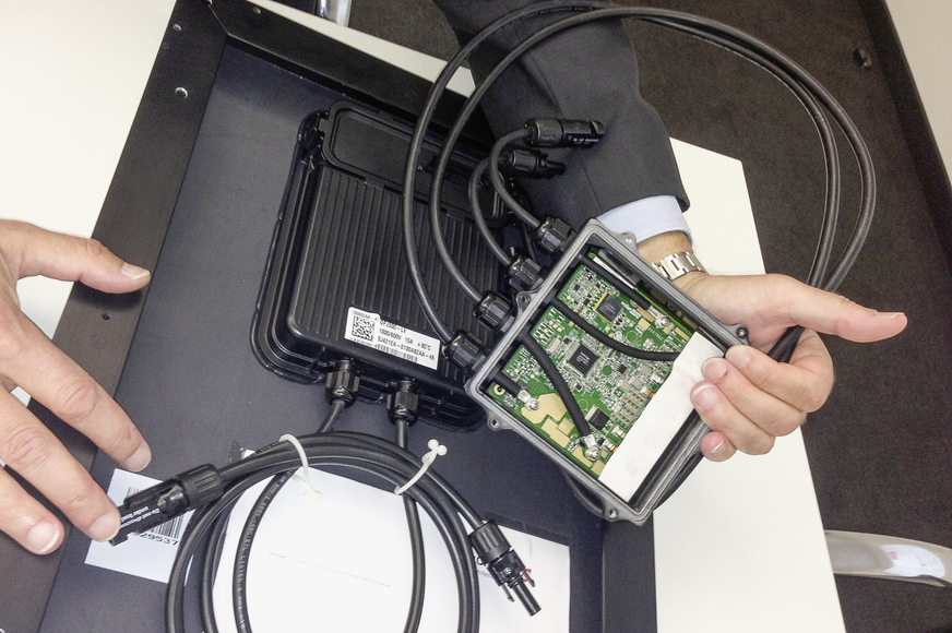 Blick auf die Elektronik eines Leistungsoptimierers von Solaredge.