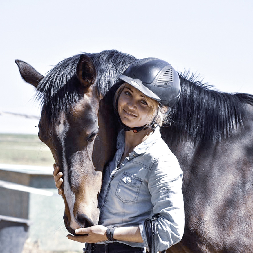 Sabrina Hardy beschäftigt sich seit Jahren intensiv mit Pferden und nun auch mit Photovoltaik.