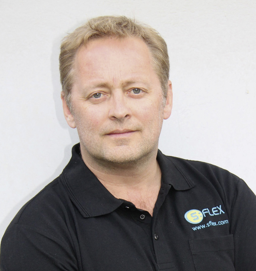 Bernhard Thiesbrummel ist staatlich geprüfter Umwelttechniker und Diplom-Ingenieur der Umwelt- und Verfahrenstechnik. 2009 gründete er S-Flex und ist seither Geschäftsführer des Hamburger Unternehmens. S-Flex ist in Deutschland mit einer zweiten Niederlassung bei Freiburg i. Br. sowie international in Europa, im Mittleren Osten und in Afrika vertreten.