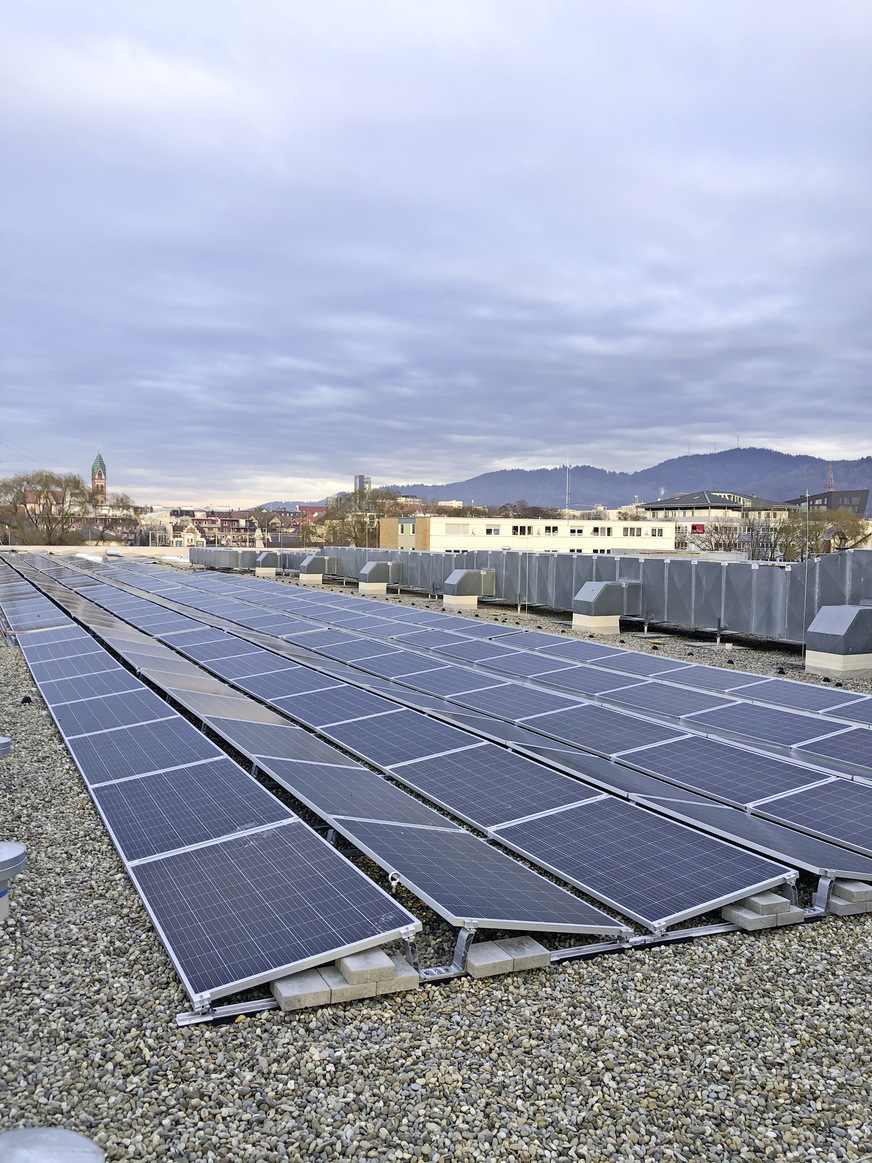 Die Anlage auf dem Dach des Molkereibetriebs Südmilch leistet über 450 Kilowatt. Das Montagesystem war in 2,5 Tagen aufgebaut.