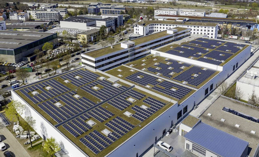 Optimal geeignet ist das Sarnafil-System bei Dachbegrünungen sowie der Montage einer Photovoltaikanlage wie hier auf dem Centro Tesoro in München.