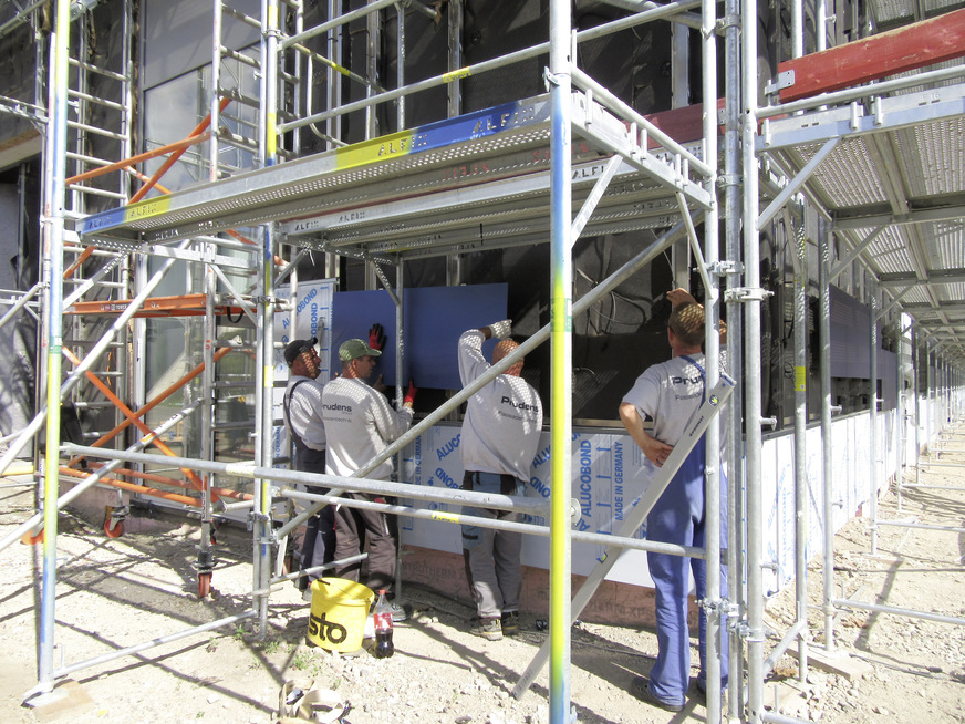 Die Module werden vor der Fassade eingehängt.