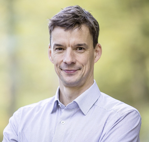 Dr. Thomas Binder&nbsp;ist Rechtsanwalt. Seine Kanzlei in Freiburg im Breisgau ist auf das EEG und Solarenergie spezialisiert. Seit 2004 berät er seine Klienten deutschlandweit zu allen Rechtsfragen rund um die Photovoltaik. Er kennt die technischen und betriebswirtschaftlichen Hintergründe einer Solarinvestition ebenso wie die Geschäftspraxis zwischen Netzbetreibern, Anlagenbetreibern und Photovoltaikfachfirmen.