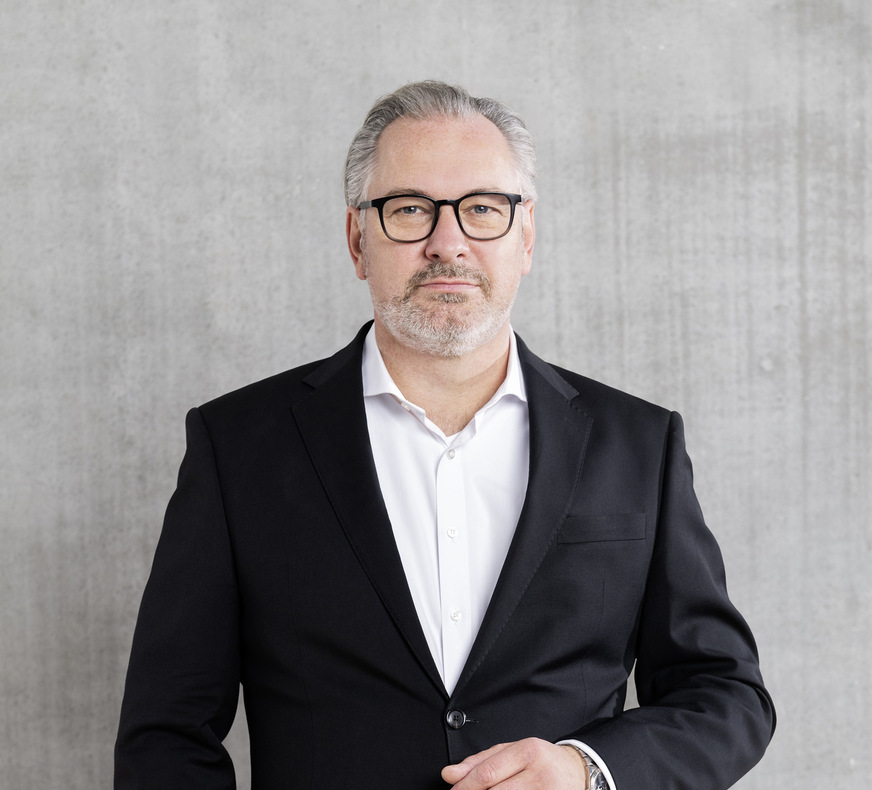 Detlef Neuhaus ist CEO der Solarwatt GmbH in Dresden. Er wurde 1965 in Hagen geboren und studierte – nach einer technischen Lehre – Maschinenbau an der Fachhochschule Hagen/Iserlohn. Seine berufliche Laufbahn begann Neuhaus bei der Rehau AG. Nach dem Wechsel zur Vaillant Group übernahm er verschiedene Positionen im Management in Deutschland, Frankreich und England. Vor seinem Eintritt bei Solarwatt verantwortete er als Mitglied des Verwaltungsrates alle Vertriebs- und Marketingaktivitäten der Viessmann Gruppe.