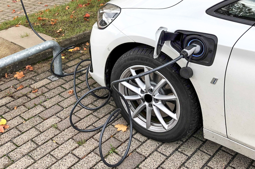 So sieht in der Regel die Situation an der Ladesäule aus: Das lange Ladekabel liegt auf dem Boden.