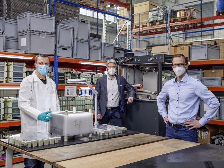 Freuen sich über den Joseph-von-Fraunhofer-Preis 2021: Thorsten Seipp von Volterion (rechts) und Christian Doetsch vom Fraunhofer Umsicht (Mitte).