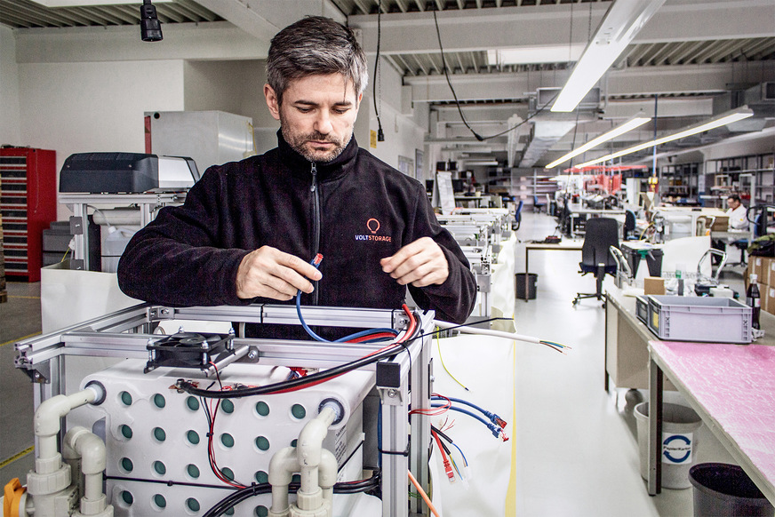Die Ingenieure von Voltstorage entwickeln neue Speicherprodukte und die Elektronik in München.