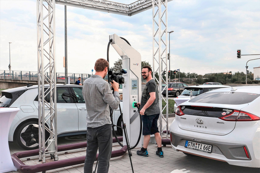 Der Erfurter Energieversorger TEAG hat zusammen mit Ads-Tec Schnellladestationen kombiniert mit Speichern gebaut. Die Batteriespeicher federn die Lastspitzen ab, die beim Laden auftreten.