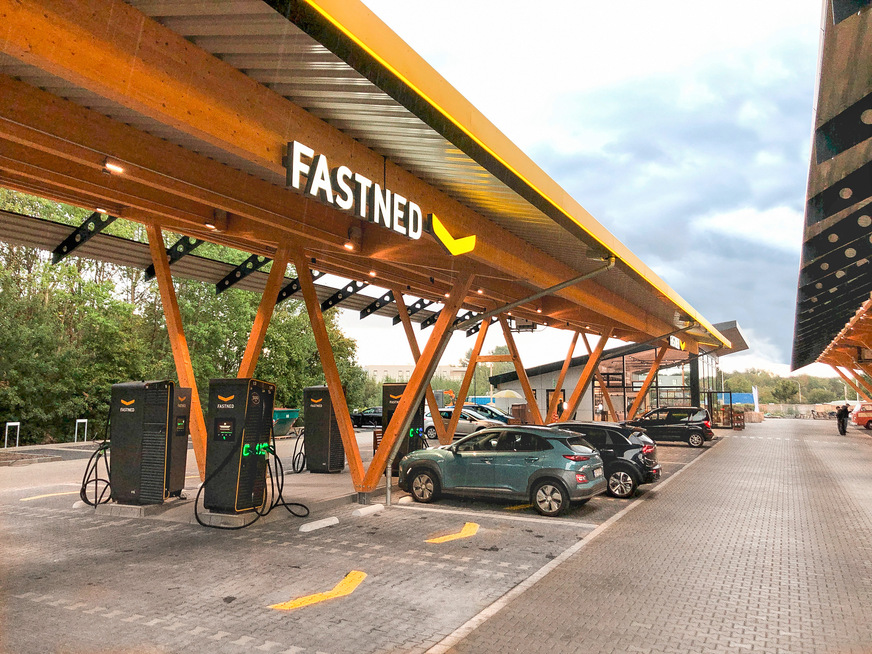 Die öffentliche Ladeinfrastruktur wird meist von Stadtwerken errichtet. Es drängen aber auch unabhängige Betreiber auf den Markt wie beim Ladepark am Autobahnkreuz Hilden.