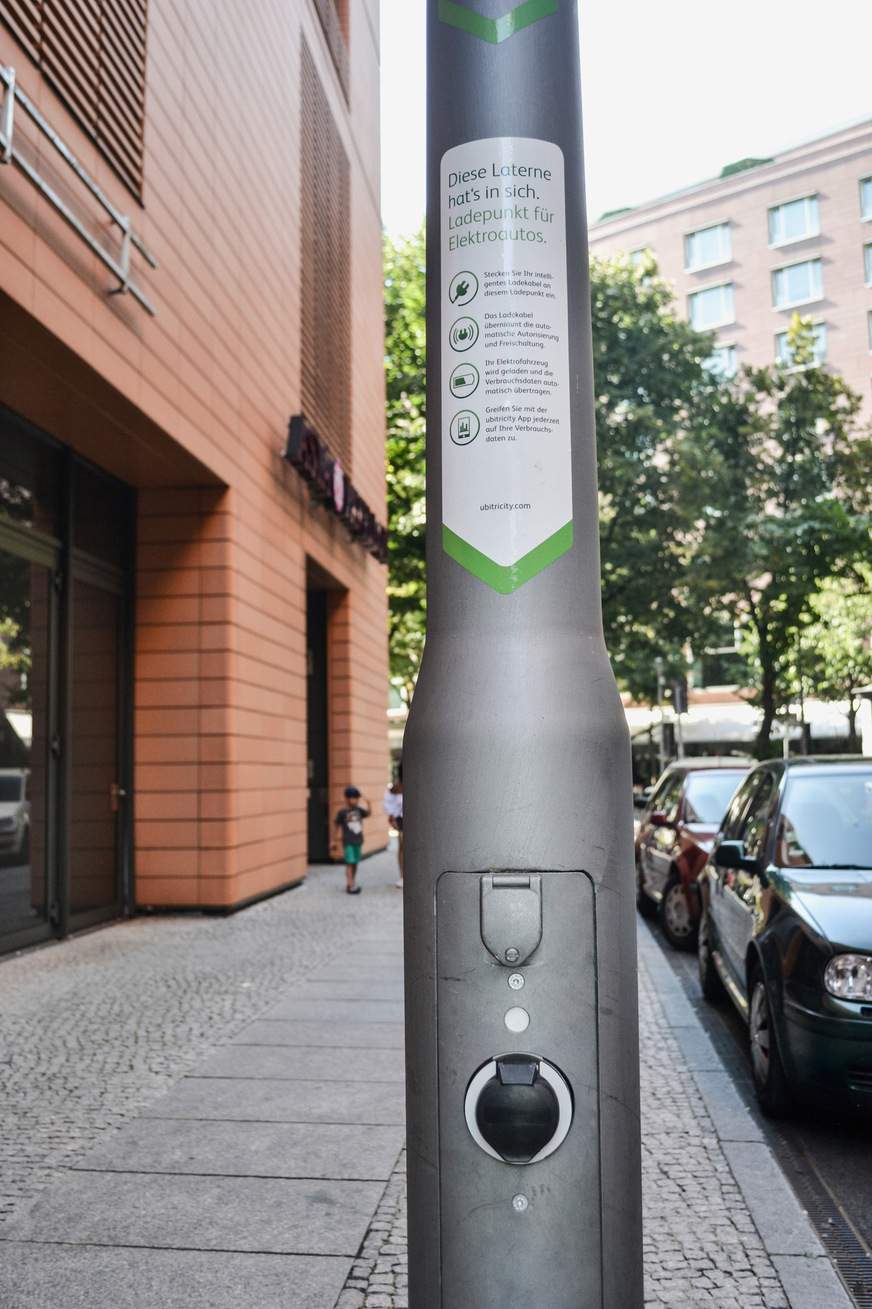 Die Lösungen für Elektroautobesitzer in der Stadt werden immer wichtiger. Da sind selbst solche Lösungen wie das Laternenladen wie hier am Potsdamer Platz in Berlin im ein Ansatz.