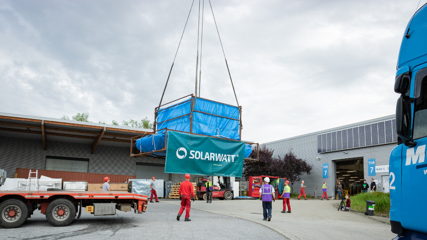 Immer schön langsam: Der Mobilkran hebt den Laminator vom Sattelschlepper.