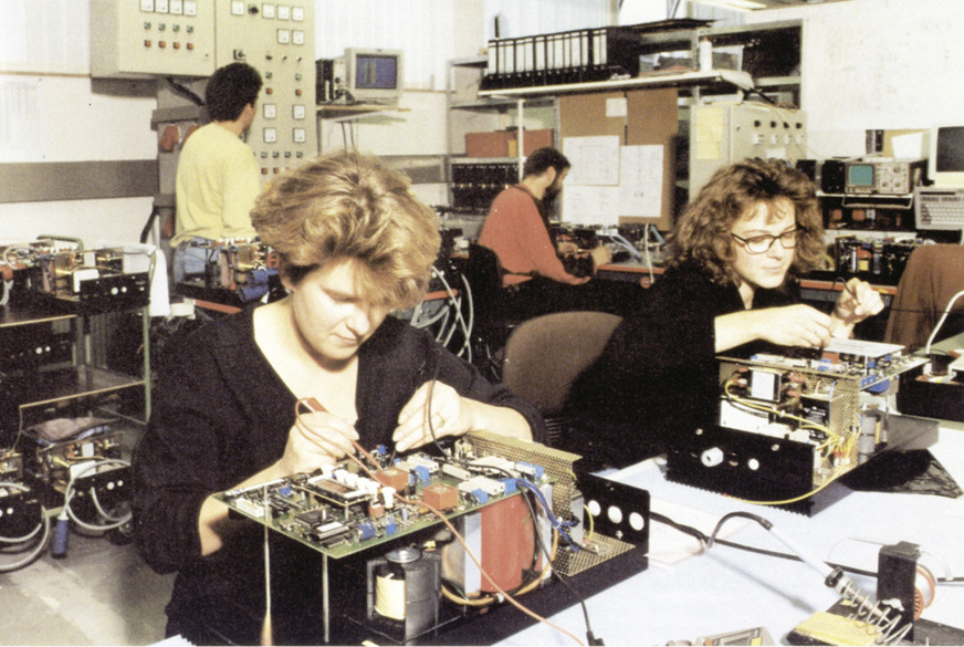 Blick in die Serienfertigung der Stringwechselrichter im Jahr 1991.