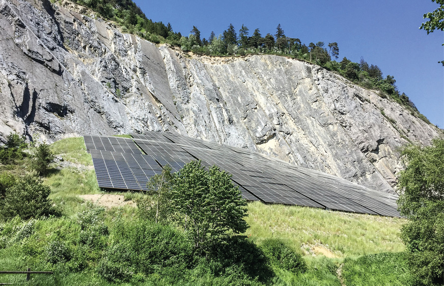 Im ehemaligen Steinbruch Calinis in Felsberg produziert die größte Freiflächenanlage seit Sommer 2020 Solarstrom.