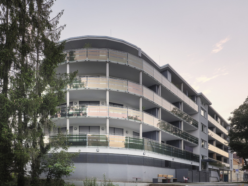 In allen vier Stockwerken bilden die organischen Solargläser die Balustrade des Mehrfamilienhauses in Stuttgart.