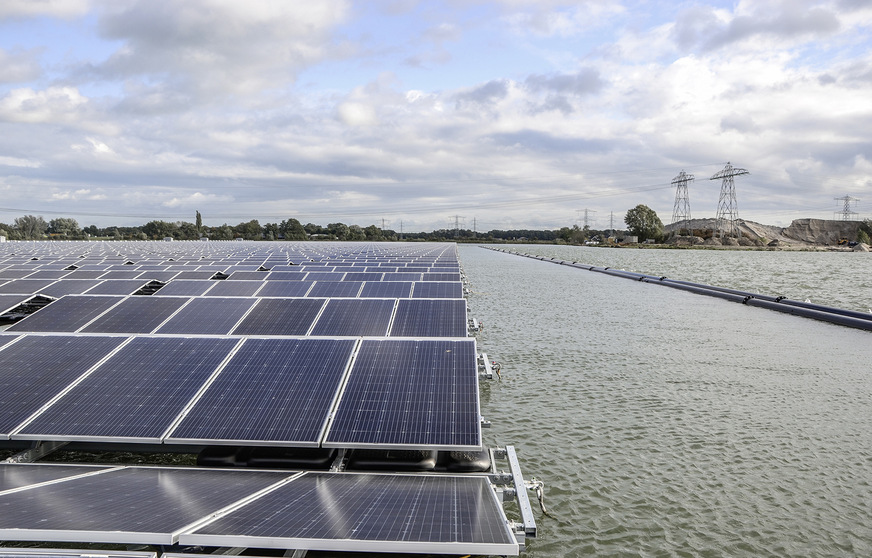Mit schwimmenden Solaranlagen erschließt sich die Photovoltaik neue und bisher ungenutzte Flächen. Das ist einer der wichtigen Trends auf der diesjährigen The smarter E Europe.