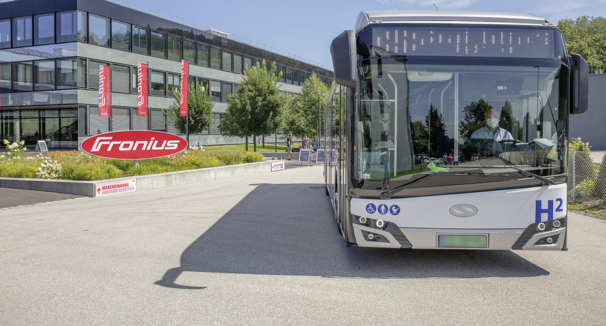 Vollgetankt fährt der Bus zur nächsten Schicht.