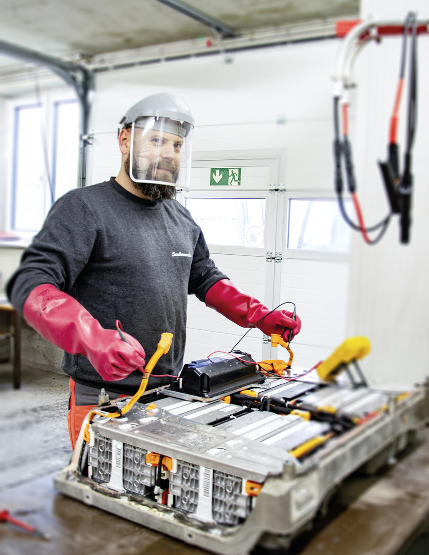 Am Anfang des Prozesses wird der Speicher in seine Bestandteile zerlegt. Danach bleiben nur noch die Batteriemodule übrig.