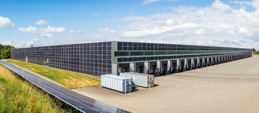 Ein Vorbild für einen geringen CO2-Fußabruck: Die Module stellt Heckert natürlich mit selbst produziertem Solarstrom her. Dazu wurde Photovoltaikanlagen sogar in die Fassade integriert.