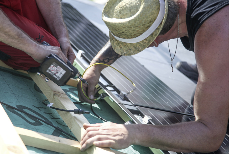 Elektrischer Anschluss der Solarmodule auf dem Dach. Das kann der Dachdecker erledigen.