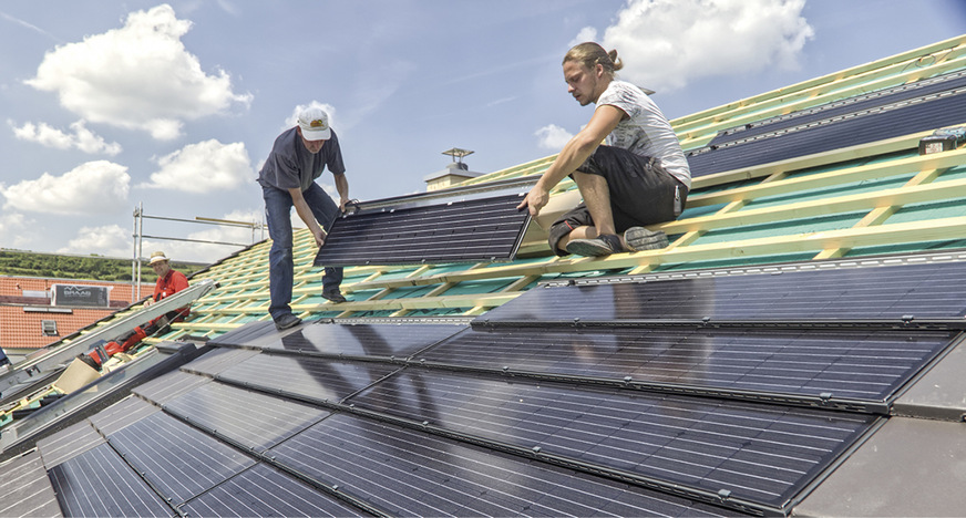 Die Module werden wie Dachsteine aufgesetzt und an der Konterlattung befestigt.