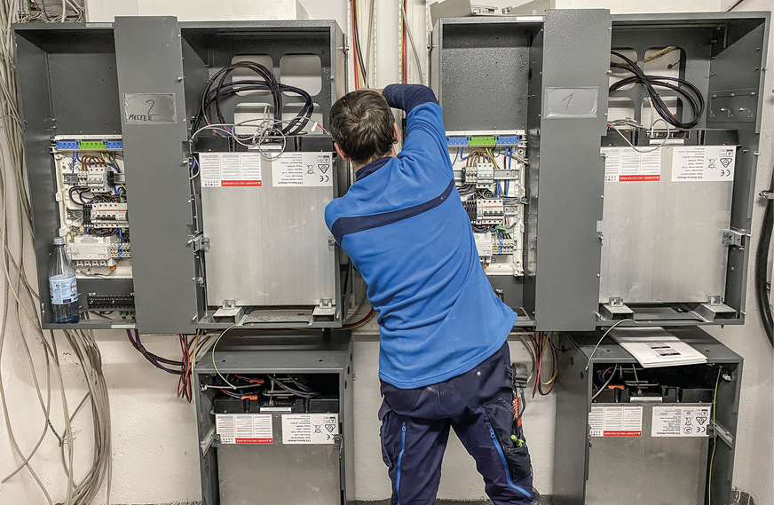 Installation der Stromspeicher, die den Sonnenstrom und den Strom aus dem BHKW aufnehmen.