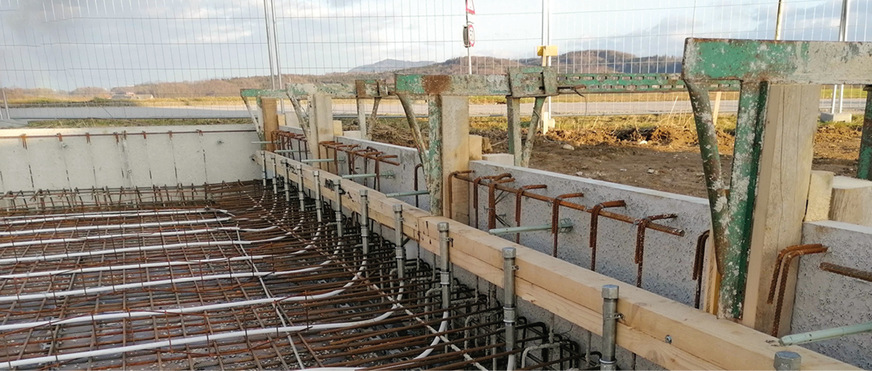 Im Fußboden des Erdgeschosses wurden in Abständen von etwa 60&nbsp;­Zentimetern Widerstandsdrähte in Plastikrohren als Fußboden­heizung verlegt.