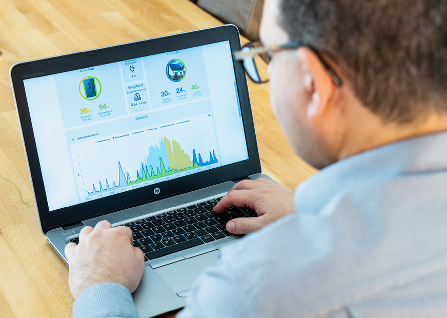 Andreas Schmalenberg hat über das Solarportal von Kostal immer den Überblick über die ­Produktionsdaten der Solaranlage und den Status im Stromspeicher.
