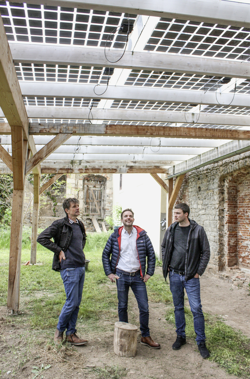 Peter Endres (links) mit Marko Vogt, Geschäftsführer von Solarblick (Mitte), und dessen Mitarbeiter aus Münster. Die Gäste aus NRW wollen ein Büro im Schloss eröffnen.