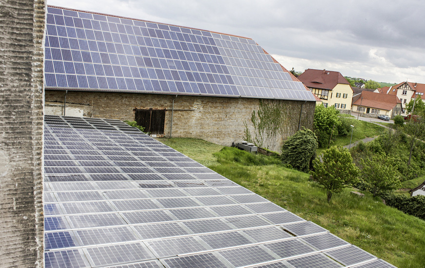 Viele Dächer wurden mit Solartechnik veredelt. Leider war das aus Gründen des Denkmalschutzes nicht überall möglich. Die Behörde zeigte sich aber sehr kooperativ und unterstützt das Projekt.