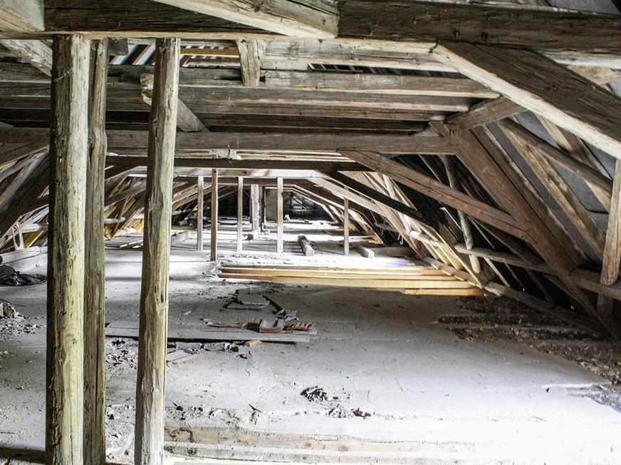 Die Dacheindeckung und die Unterkonstruktion wurden nur teilweise saniert.